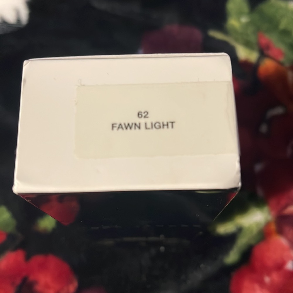 Marc Jacobs 62 Fawn Light Genius Gel Super-Charged Foundation - Picture 3 of 5